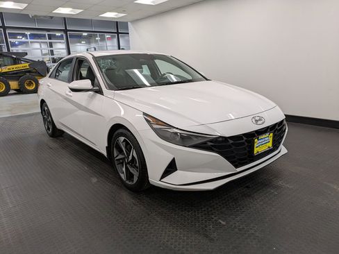 Used 2023 Hyundai Elantra SEL w/ Convenience Package FWD image 3