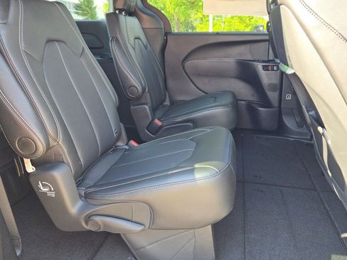 New 2026 Chrysler Pacifica Select image 10