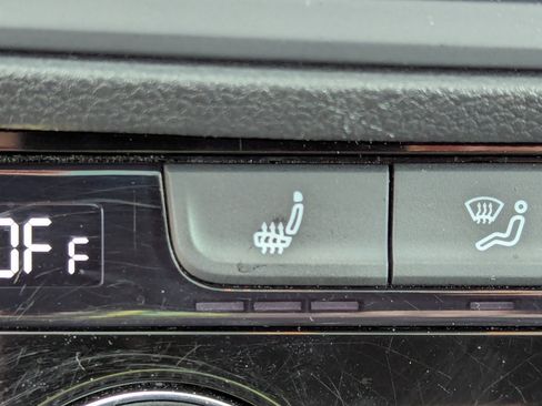 Used 2023 Volkswagen Jetta SE w/ Panoramic Sunroof Package image 24