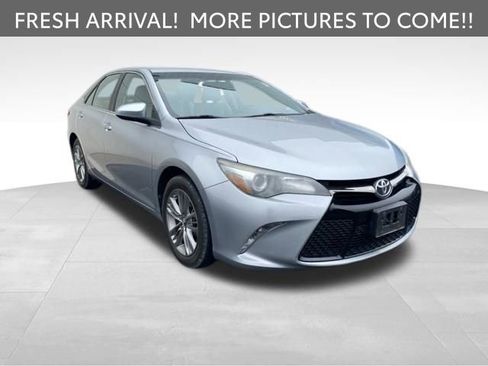Used 2016 Toyota Camry SE image 3