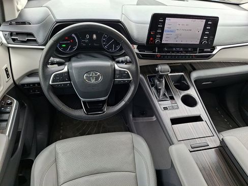 Used 2021 Toyota Sienna Limited image 2