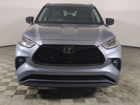 Used 2021 Toyota Highlander XLE FWD image 3