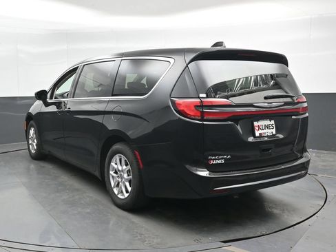 Used 2023 Chrysler Pacifica Touring-L FWD image 9