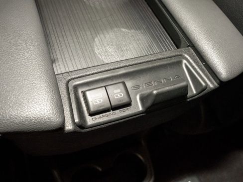 Used 2022 Toyota Sienna XLE Woodland Edition image 8