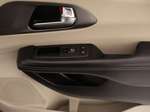 Used 2022 Chrysler Pacifica Touring-L FWD image 17