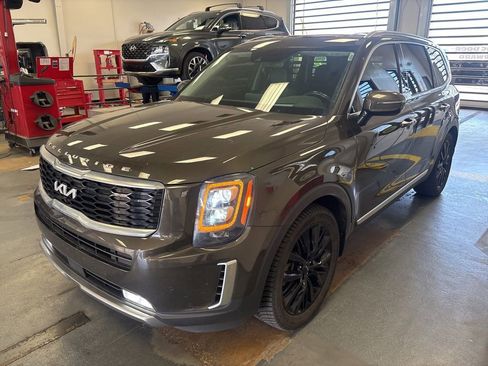 Used 2022 Kia Telluride SX w/ SX Prestige Package image 2