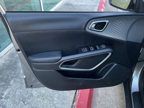 Used 2025 Kia Soul LX w/ LX Technology Package image 13