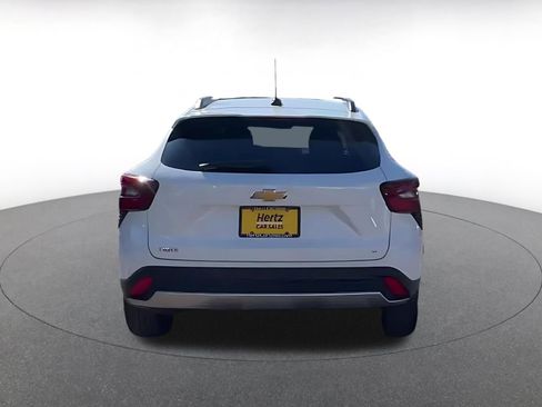 Used 2025 Chevrolet Trax LT FWD image 12