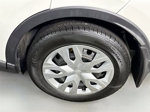 Used 2020 Toyota C-HR LE image 31