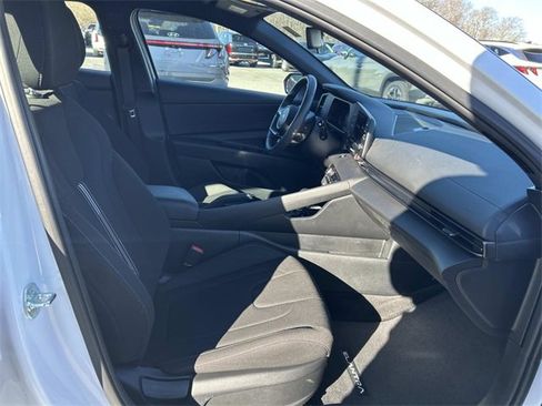Used 2025 Hyundai Elantra Sport image 17