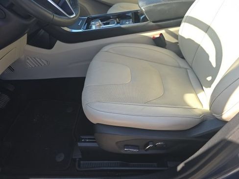 Used 2019 Ford Edge Titanium w/ Equipment Group 301A FWD image 10