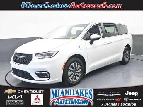Used 2023 Chrysler Pacifica Touring-L FWD image 1