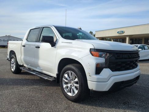 Used 2025 Chevrolet Silverado 1500 Custom image 2