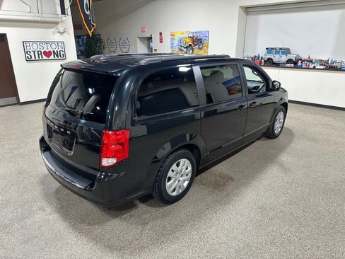 Used 2018 Dodge Grand Caravan SE w/ UConnect Hands-Free Group image 8