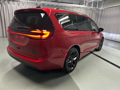 New 2027 Chrysler Pacifica Select FWD image 7