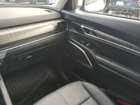 Used 2025 Kia Telluride SX w/ SX Captain's Chair Package image 16