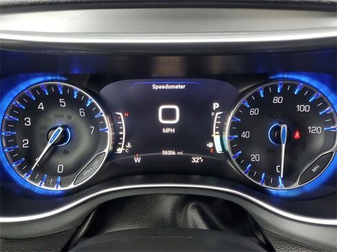 Used 2020 Chrysler Pacifica Limited image 17