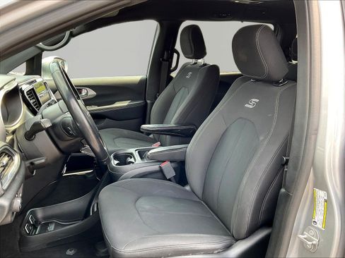 Used 2019 Chrysler Pacifica Touring Plus w/ Advanced Safetytec Group FWD image 20
