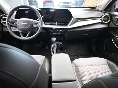 Used 2025 Chevrolet Trax LT FWD image 34