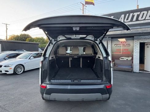 Used 2017 Land Rover Discovery SE image 32