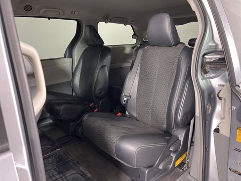 Used 2013 Toyota Sienna SE image 16