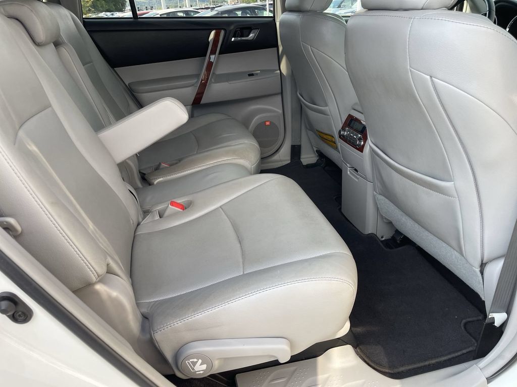 Used 2011 Toyota Highlander Limited w/ Tow Pkg FWD image 23