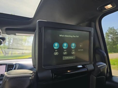Used 2024 Chrysler Pacifica Limited w/ Uconnect Theater Family Group FWD image 24