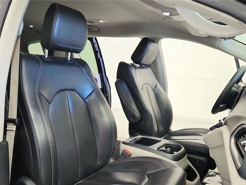 Used 2023 Chrysler Pacifica Touring-L FWD image 38