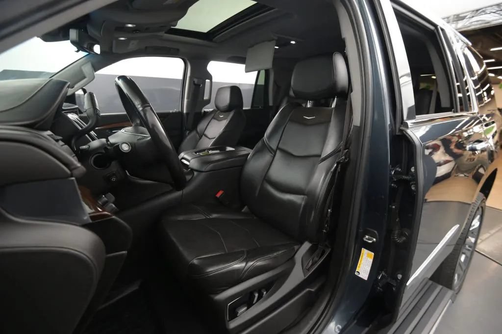 Used 2019 Cadillac Escalade Premium Luxury w/ LPO, Radiant Package AWD/4WD image 37