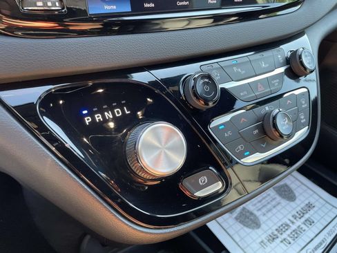 Used 2025 Chrysler Pacifica Select FWD image 25