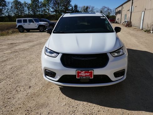 New 2026 Chrysler Pacifica Select image 8