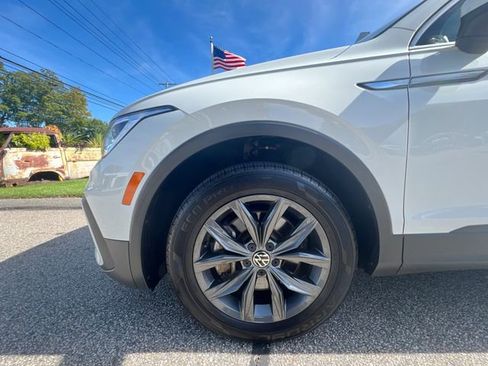 Certified 2022 Volkswagen Tiguan SE w/ Panoramic Sunroof Package image 10