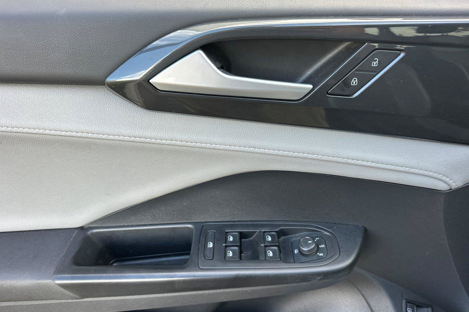 Used 2022 Volkswagen Taos SEL w/ Panoramic Sunroof Package FWD image 10