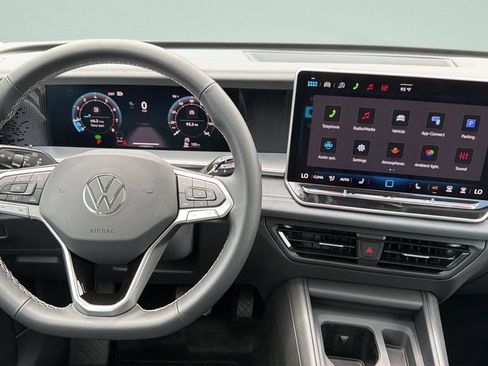 New 2026 Volkswagen Tiguan SE FWD image 19