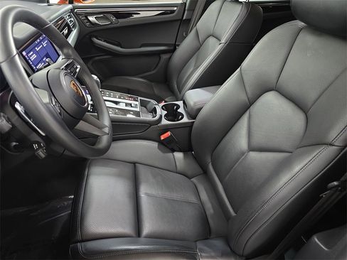Certified 2025 Porsche Macan image 5