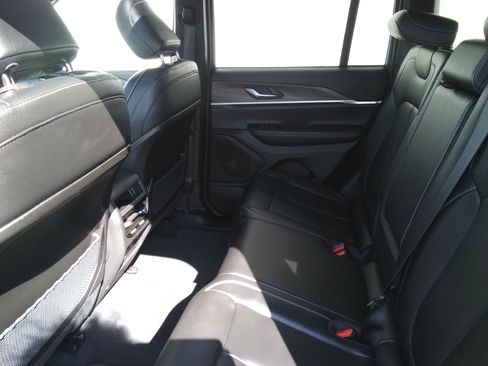 Used 2024 Jeep Grand Cherokee Limited image 10