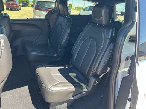 New 2027 Chrysler Pacifica Select FWD image 21