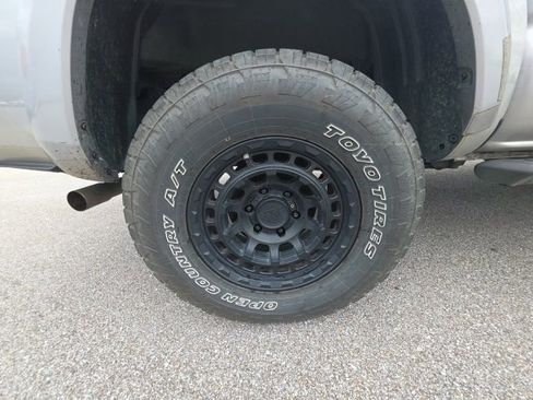 Used 2016 Toyota Tacoma SR5 w/ SR5 Appearance Package (SN) image 23