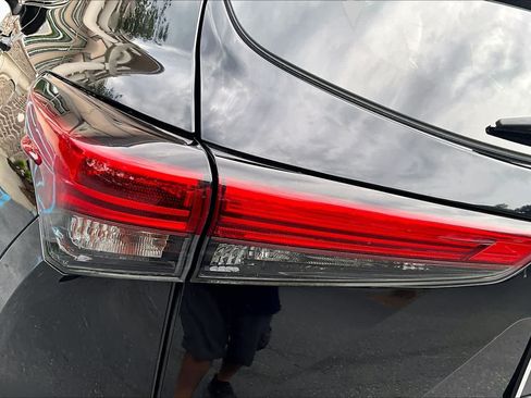 Used 2021 Toyota Highlander XLE AWD/4WD image 29
