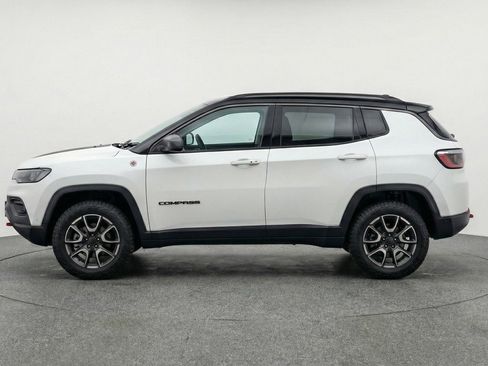Used 2025 Jeep Compass Trailhawk image 5