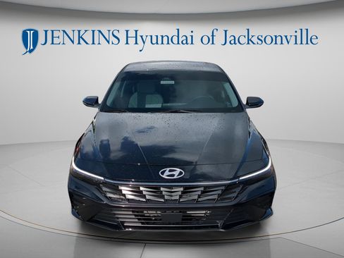 New 2025 Hyundai Elantra Limited FWD image 8
