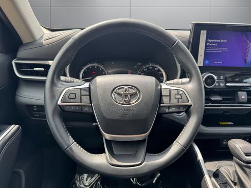 Used 2023 Toyota Highlander XLE AWD/4WD image 13