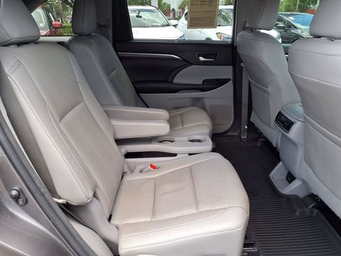 Used 2018 Toyota Highlander Limited FWD image 15