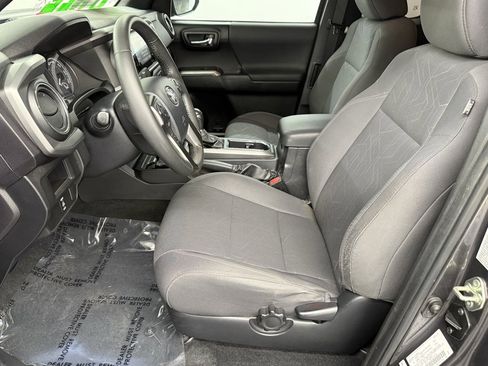 Used 2017 Toyota Tacoma TRD Sport image 16