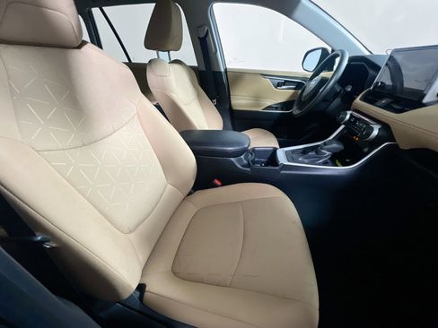 Used 2025 Toyota RAV4 XLE image 31