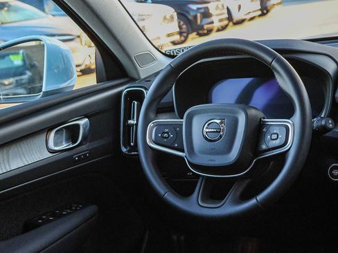 Used 2025 Volvo XC40 B5 Core image 25