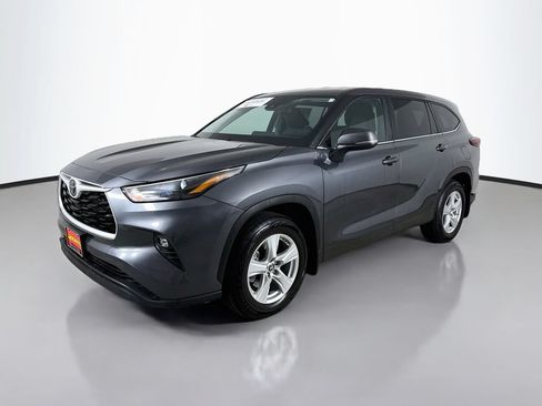 Certified 2025 Toyota Highlander LE AWD/4WD image 3