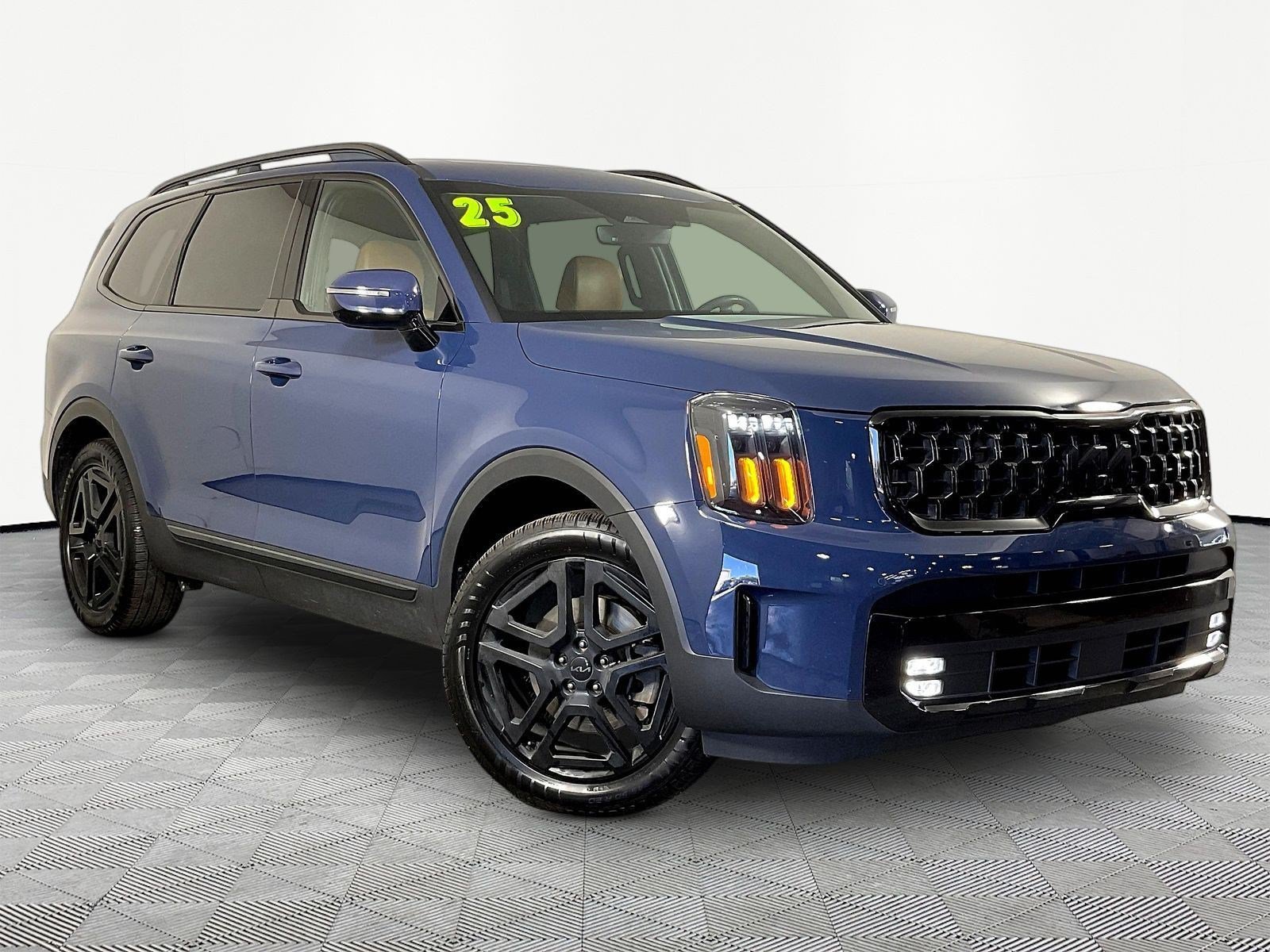 Used 2025 Kia Telluride SX X-Line AWD/4WD image 3