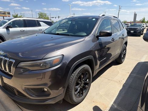 Used 2019 Jeep Cherokee Latitude Plus w/ Cold Weather Group AWD/4WD image 2