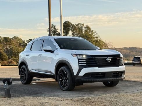 Used 2025 Nissan Kicks SR image 1